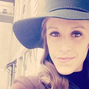 Meet your Posher, Laura